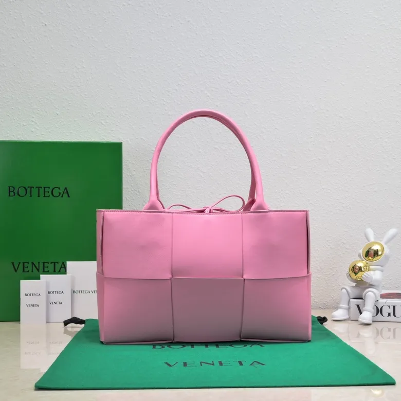 Batch 1760 medium arco, BottegaVeneta# official website latest sheepskin with inner sheepskin SLIP tote handbag, and the logo has been changed to the side panel😍The oversized woven design really makes it a huge gap from ordinary tote bags🔗🔗Different color combinations inside and outside ⛓Daniel Lee leads the brand's DNA to continue to evolve with fresh inspiration🧬🧬showing a balanced style of luxury and reality👉: 30*20*12 Model: 9893#